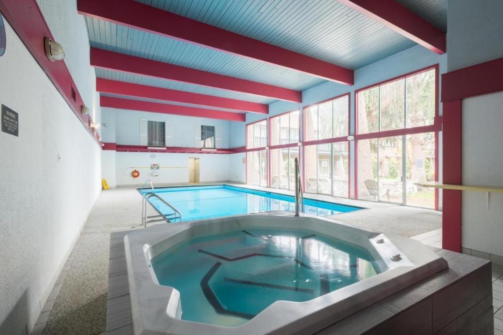 Riviera Village Green Hotel Complex Вернон Экстерьер фото