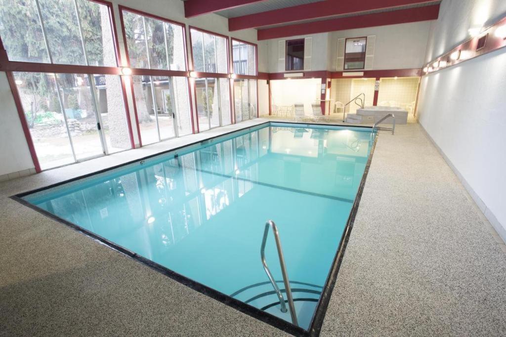 Riviera Village Green Hotel Complex Вернон Экстерьер фото