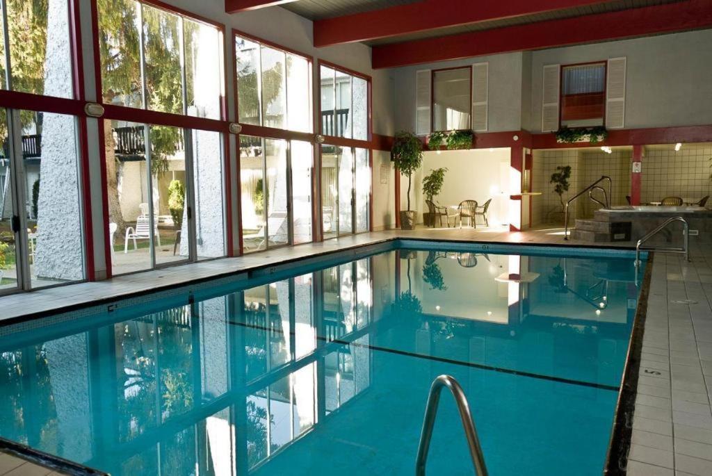 Riviera Village Green Hotel Complex Вернон Экстерьер фото